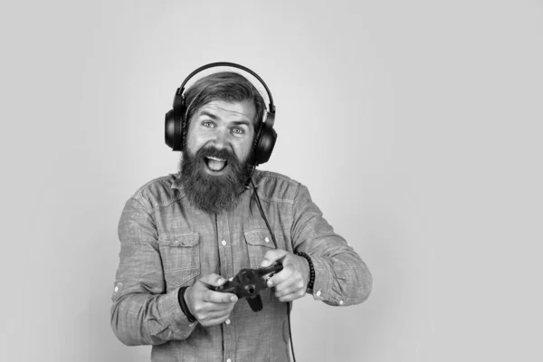 Kaukázusi Hipszter Szakállal Stílusos Hajjal Fülhallgatóban Játékkonzollal Modern Élettel — Stock Fotó