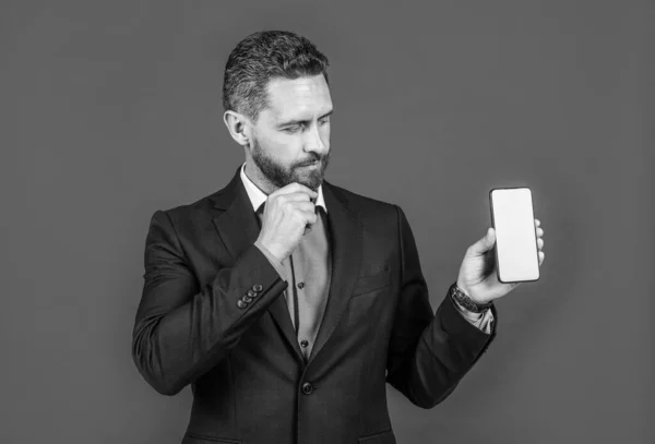 Hombre Guapo Ropa Formal Presentando Producto Teléfono Inteligente Publicidad — Foto de Stock