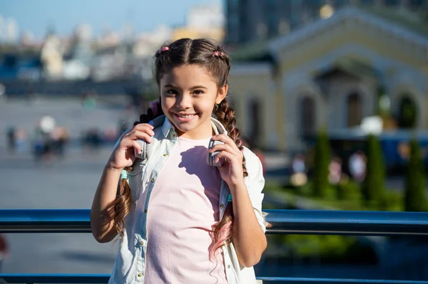 Ευτυχισμένο Έφηβο Παιδί Ακουστικά Ένα Έφηβο Παιδί Χαμογελάει Έξω Έφηβη — Φωτογραφία Αρχείου