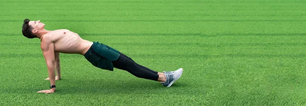 Sportman Groen Gras Kopieer Ruimte Sport Omgekeerde Plank Oefening Buiten — Stockfoto
