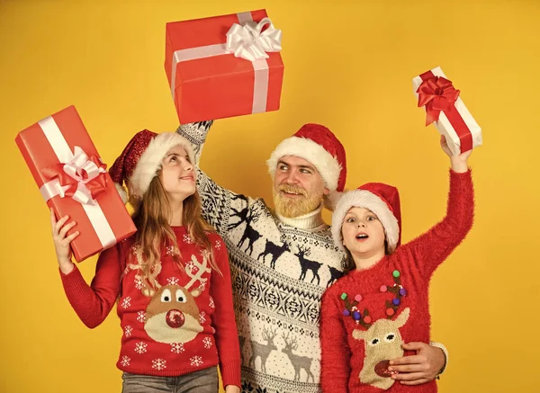 Cadeaus Voor Iedereen Familie Winkelen Kerstverkoop Papa Kinderen Hebben Plezier — Stockfoto