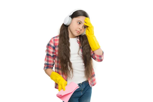 太多工作 家政和家庭清洁的概念 孩子们用粉碎机和手套打扫房间 家里的清洁剂疲惫的女孩清扫房屋 听音乐 打扫家的小女孩 — 图库照片