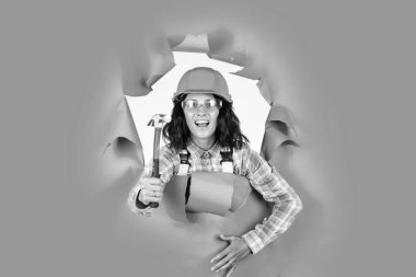 Mavi arka planda üniformalı neşeli bayan tamirci..