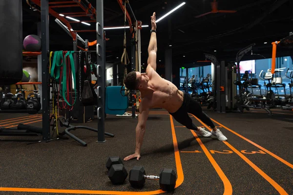 Αθλητή Κάνει Πλευρική Σανίδα Άσκηση Στο Γυμναστήριο Φυσικής Κατάστασης Πλευρική — Φωτογραφία Αρχείου