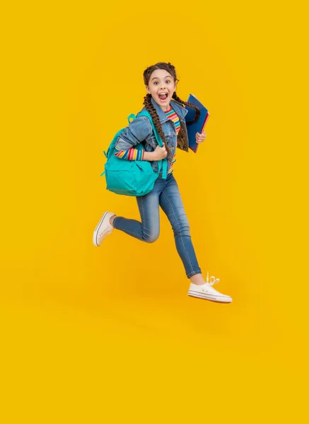 Energetische Schoolmeisje Springen Gele Achtergrond School Opgewonden Tienermeisje Schreeuwend Lucht — Stockfoto