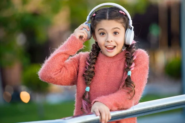 Здивована Дівчина Знімає Навушники Дівчина Підліток Тримає Навушники Поруч Вухом — стокове фото