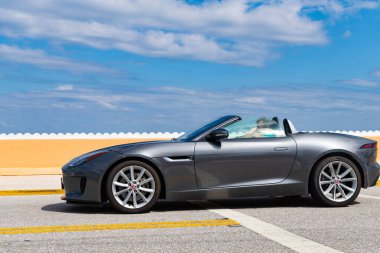 Palm Beach, Florida USA - 21 Mart 2021: Jaguar arabası Palm Beach 'te ABD' nin yan görüntüsünde..