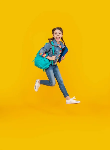 Menina Energética Saltando Fundo Amarelo Escola Uma Estudante Entusiasmada Gritar — Fotografia de Stock