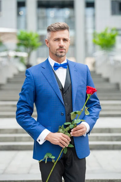 Hombre Elegante Esmoquin Ocasión Romántica Hombre Con Regalo Romántico Hombre —  Fotos de Stock
