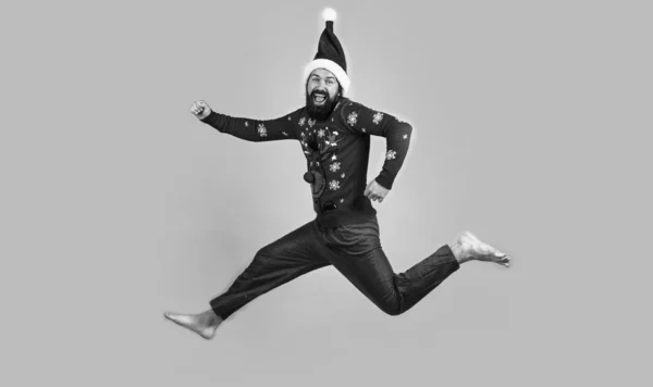 Щасливий Бородатий Чоловік Червоному Костюмі Санти Клауса Бігає Відчуває Щастя — стокове фото
