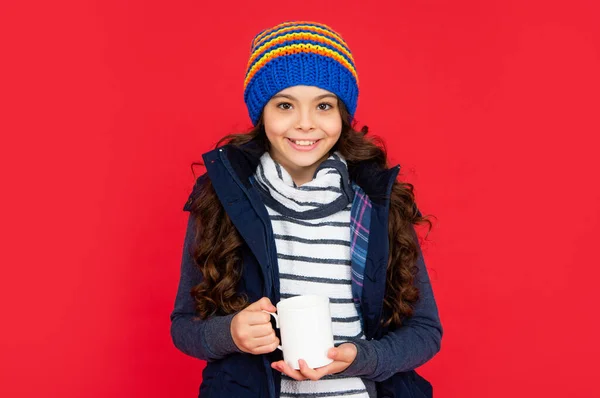 Ευτυχισμένο Παιδί Φαρδύ Γιλέκο Και Καπέλο Έφηβος Κορίτσι Πίνουν Ζεστό — Φωτογραφία Αρχείου