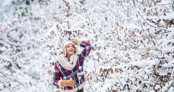 Navidad Traje Invierno Mujer Usar Accesorios Calientes Pie Naturaleza Nevada —  Fotos de Stock