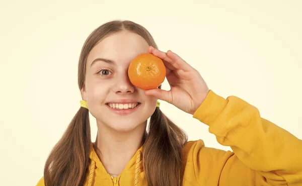 Ευτυχισμένη Έφηβη Μανταρίνια Εσπεριδοειδών Βιταμίνη Και Δίαιτα Παιδί Τρώει Υγιεινά — Φωτογραφία Αρχείου