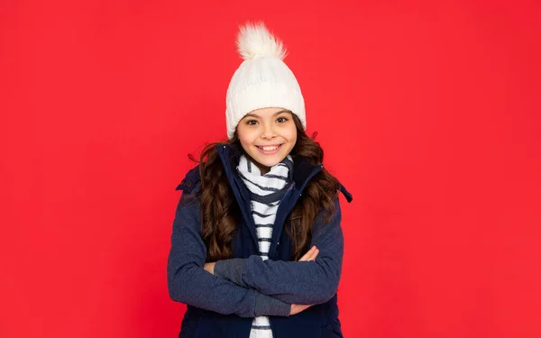 満面の笑みを浮かべてる子供だ 赤を背景に10代の女の子 暖かい服を着た子供の肖像画です 肯定的な感情を表現する 冬のファッション — ストック写真