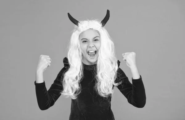 Sentir Éxito Feliz Halloween Chica Del Diablo Gritando Niño Adolescente —  Fotos de Stock