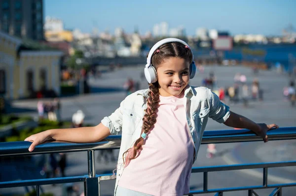 Ευτυχισμένο Έφηβο Κορίτσι Που Φοράει Ακουστικά Για Μουσική Στην Ύπαιθρο — Φωτογραφία Αρχείου