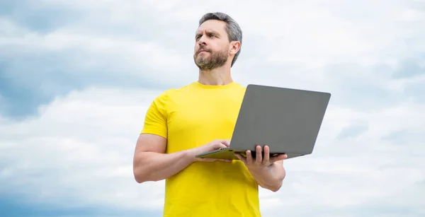 Freelancer Working Online Laptop Sky Background — Stock Photo, Image