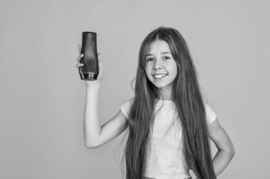 Çocuk duş jeli sunuyor. Vücut bakımı kozmetik banyo. Deri losyonu. Güçlü ve dirençli. Neşeli kız saçını düzleştirmeye hazır. Gençler saçlarını şampuanla temizliyor..