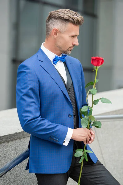 로맨틱 턱시도를 남자가 제안을 준비하고 청혼하기 — 스톡 사진