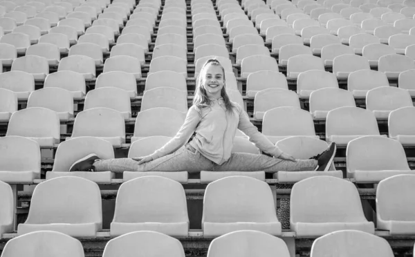 Glückliche Turnerin Macht Spagat Beine Strecken Auf Stadionstühlen Turnen — Stockfoto