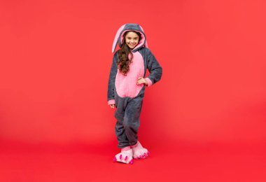 Rahat bir pijama ya da bornoz. Genç kız kendini rahat hissediyor. çocukluk mutluluğu. Günaydın. Çocuk yumuşak bir gece elbisesi giyiyor. Tam boy. Rahat bir uyku giysisi içinde oldukça mutlu bir çocuk. Tatlı rüyalar..