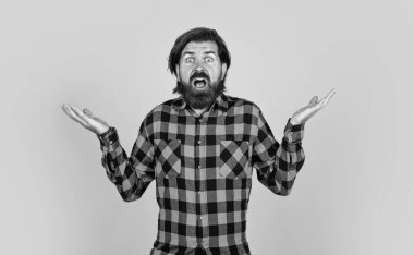 Şaşırtıcı vahşi sakallı erkek şık görünüşlü, insani duyguları var..