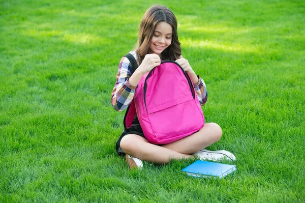 Mutlu Genç Kız Okul Çantasını Açıyor Çimlerin Üzerinde Oturuyor Eğitim — Stok fotoğraf