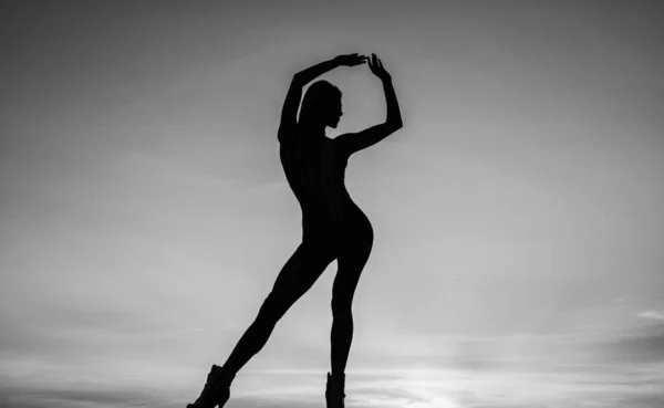 Silhouette Femme Sensuelle Dansant Crépuscule Imagination — Photo