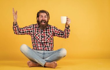 Aman Tanrım. Fincandan su içen yakışıklı bir yetişkin. Bir fincan kahve ya da çay. Yaşam tarzı konsepti. Kahveli yakışıklı hippi. O bir kahve molası veriyor. Boşluğu kopyala.