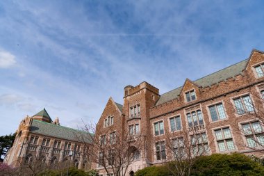Seattle 'daki Washington Üniversitesi binası. güneşli bir gün.