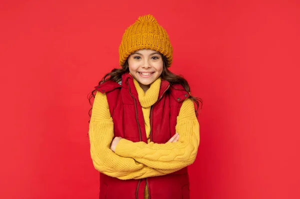 Criança Sorridente Chapéu Inverno Malha Colete Para Baixo Fundo Vermelho — Fotografia de Stock