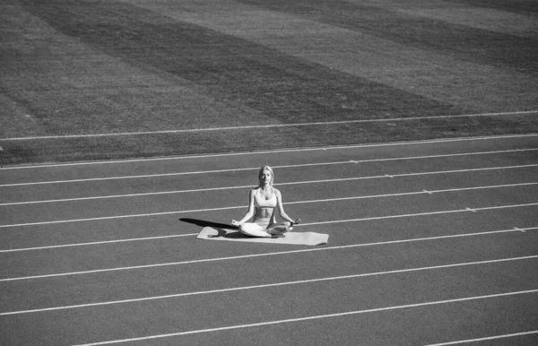 Señora Forma Aptitud Desgaste Meditando Estadio Después Del Entrenamiento Deportivo —  Fotos de Stock