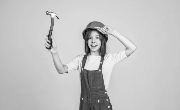노동자의 기술자는 도구를 헬멧을 소녀는 건축가 역할을 합니다 건물을 보수한다 — 스톡 사진