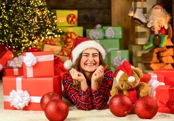 开心点 快乐的女孩有圣诞节的心情 圣诞节礼物购物 快乐的桑塔女人带着玩具礼物 度假用的装饰球 拳击日圣诞节来了 新年派对开始了 — 图库照片