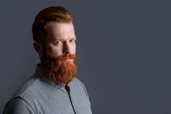 Бородатий Хлопець Має Бороду Бородатий Хлопець Довгою Бородою Ізольований Сірому — стокове фото