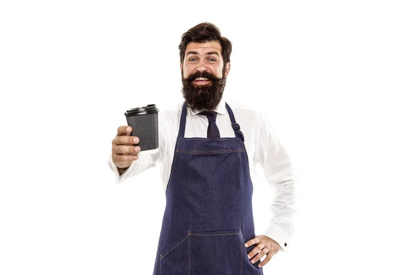 成熟的咖啡师在围裙隔离在白色 鲁巴斯塔阿拉比卡混合 咖啡师为您准备了咖啡 享用新鲜咖啡 以一杯新鲜咖啡为灵感 胡子男子拿着纸咖啡杯 — 图库照片