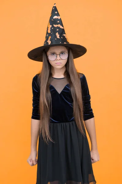 怒り狂った子供は魔女の帽子と眼鏡を身に着けてハロウィーンの魅惑の準備ができてハッピーハロウィン — ストック写真