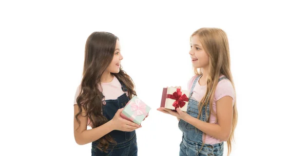 他们买了一些礼物 小孩在准备生日礼物包 带着包装礼物盒的妹妹们 拳击日快乐的女孩拿着礼物盒 — 图库照片