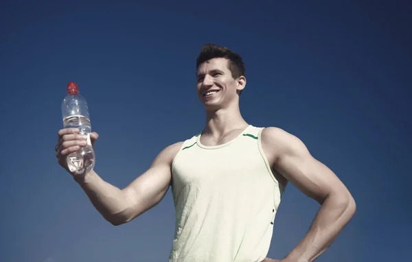 Gelukkig Man Met Fles Water Musculaire Handen Bodybuilder Met Spieren — Stockfoto
