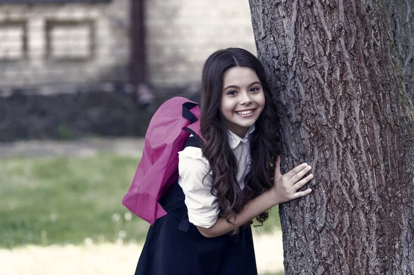 Início Outono Criança Feliz Uniforme Está Árvore Volta Escola Termo — Fotografia de Stock