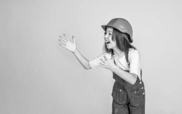 Edificio Construcción Niño Arquitecto Trabajador Ingeniero Sobre Fondo Gris Niño — Foto de Stock