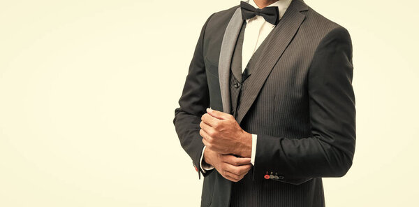 обрезанный человек в костюме бабочки. бизнесмен изолирован на белом фоне с копировальным пространством. Концепция официального износа.