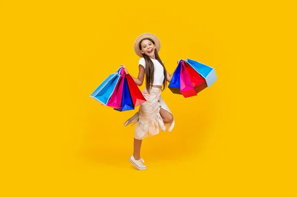 Szczęśliwy Nastolatek Dziewczyna Torby Zakupy Żółtym Tle Pełna Długość Zakupoholiczka — Zdjęcie stockowe