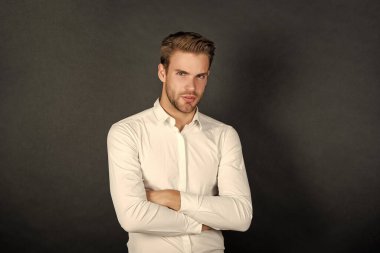 Siyah arka planda gömlekli yakışıklı CEO, iş adamı..