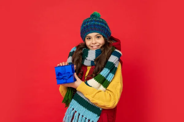 Šťastný Dítě Zimě Klobouk Držet Dárkové Krabice Červeném Pozadí Vánoce — Stock fotografie