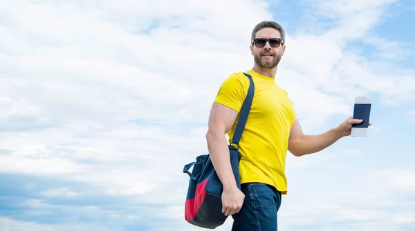 Hombre Viajero Sosteniendo Bolsa Viaje Documento Cielo Fondo Espacio Copia — Foto de Stock