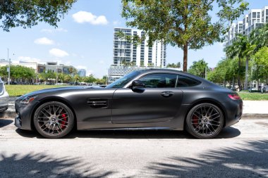 Miami Beach, Florida USA - 15 Nisan 2021: mat Mercedes benz v8 biturbo, yan görüş.