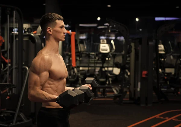 Shirtless Guy Doing Bicep Tricep Curls Dumbbells Gym Strength Workout — Stockfoto