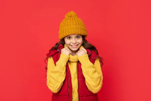 Χαρούμενο Κορίτσι Εφήβων Πλεκτό Καπέλο Χειμώνα Κόκκινο Φόντο Φθινόπωρο — Φωτογραφία Αρχείου