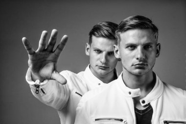 Benzer görünüşlü genç ikiz kardeşler, ikizler..